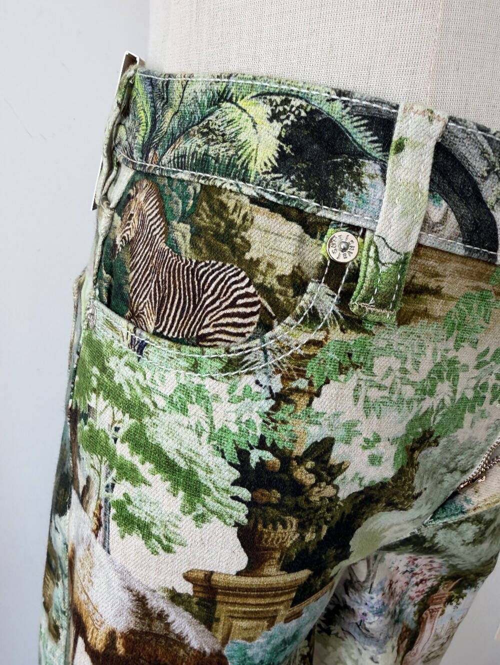 Alice + Olivia BEAUTIFUL PRINTED JEAN - Picture 14 of 15